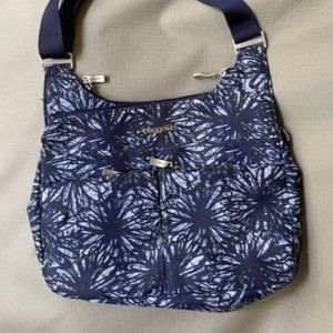 Baggallini Cross Body with RFID wristlet, Blue starburst pattern